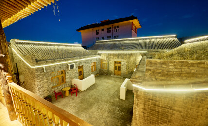 张家口堡子里晋商风格建筑民宿夜景