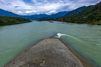都江堰鱼嘴分水堤全景
