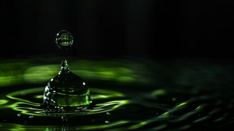 幽绿色纯净水滴皇冠溅起水花微距