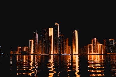 夜间滨水发光摩天大楼天际线