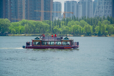 乘船欣赏城市两岸风光