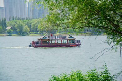 乘船欣赏城市两岸风光
