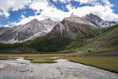 稻城亚丁景区洛绒牛场与三怙主神山夏诺多吉