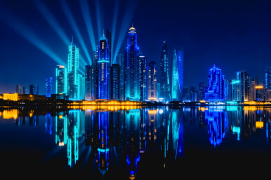 夜间滨水现代摩天大楼景观