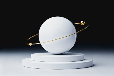 双层台座上的白星球环装饰摆件