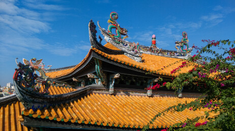 汕尾凤山公园潮汕古建嵌瓷屋顶风光