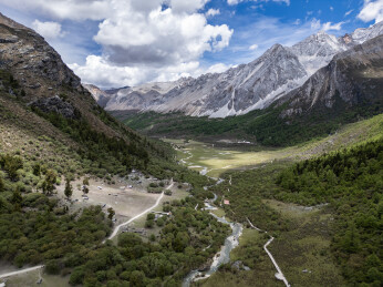 稻城亚丁景区洛绒牛场与三怙主神山夏诺多吉