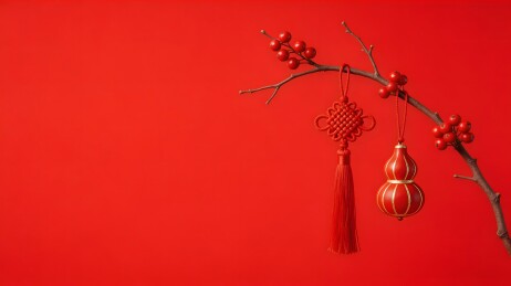 红色背景下的中式装饰挂件