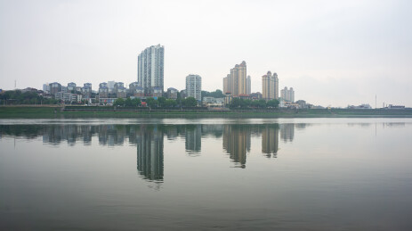 城市滨水高楼湖泊水面倒影全景
