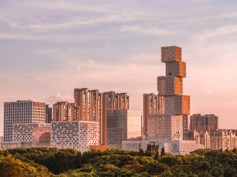 夕阳下的佛山坊塔