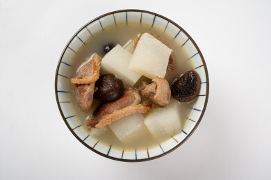 碗里的萝卜鸭汤
