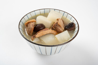碗里的萝卜鸭汤