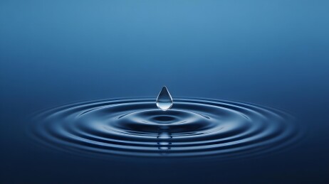 水滴落水面涟漪扩散瞬间