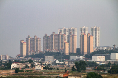 连片高层居民楼乡镇建筑绿树环绕远景实拍