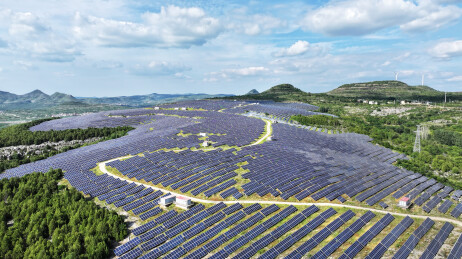 山东省枣庄市山亭区荒山上的光伏发电站
