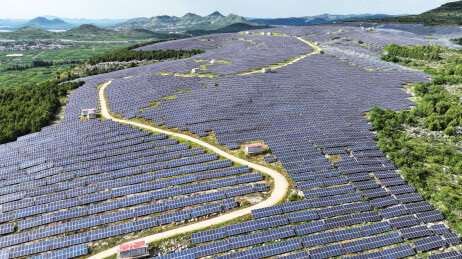 山东省枣庄市山亭区荒山上的光伏发电站