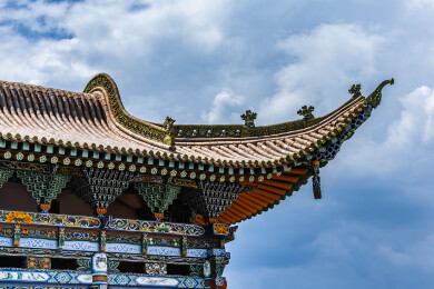 中国青海省西宁市凤凰山拱北院屋檐斗拱建筑
