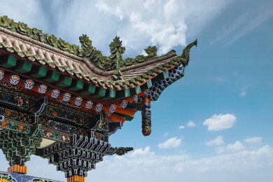 中国青海省西宁市凤凰山拱北院屋檐斗拱建筑