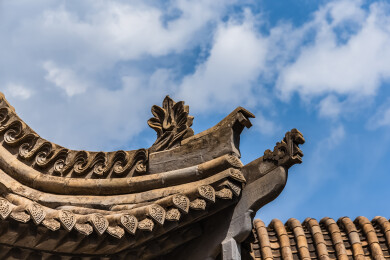 中国青海省西宁市凤凰山拱北院屋檐斗拱建筑