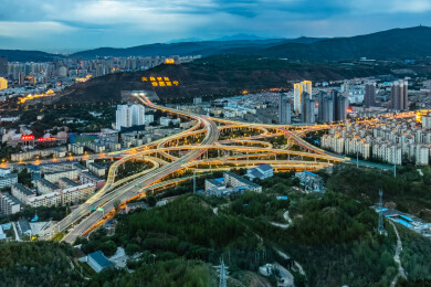 中国青海省西宁市城区夜晚灯光圆树立交桥
