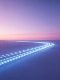 夜空下的蓝色光轨蜿蜒延伸