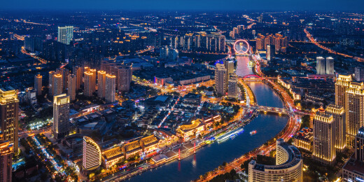 中国天津海河沿岸和天津之眼摩天轮夜景航拍