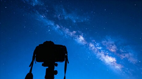 相机三脚架拍摄银河星空夜景