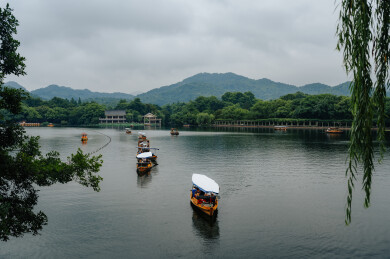 烟雨江南西湖游船风光