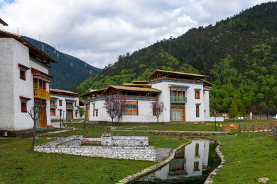 中国西藏林芝市巴宜区鲁朗镇的藏式建筑