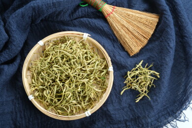 竹编篮盛放干金银花配草扫