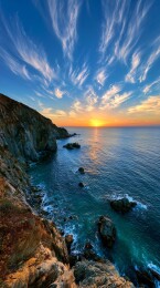 金色夕阳下的壮丽海岸线悬崖海景