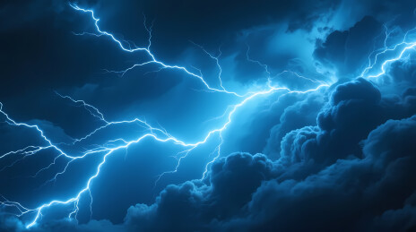 夜空闪电撕裂厚重积雨云