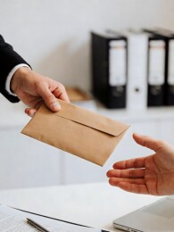 商务人士递送信封办公场景