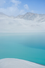 新疆帕米尔高原白沙山和白沙湖，雪山环绕的碧蓝湖水