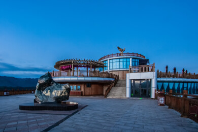 中国青海省门源县夜晚照壁山观景台建筑