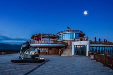 中国青海省门源县夜晚月亮照壁山观景台建筑