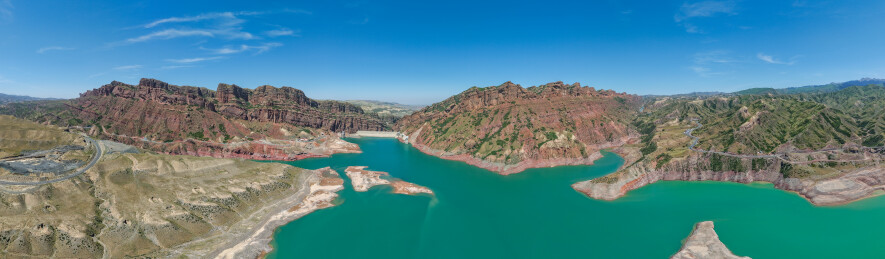 新疆石门水库峡谷中的碧水大坝