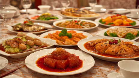 中式宴席满桌佳肴摆盘