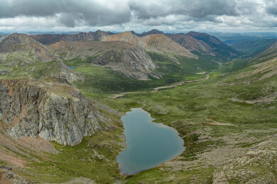 航拍年保玉则高山海子高原湖泊峡谷风光