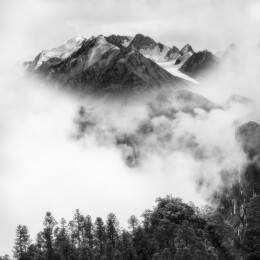 远望乔格里峰