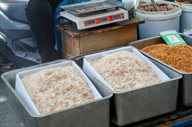 街边摆摊售卖虾皮海米干货实拍