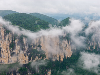 中国湖北恩施黄鹤枫林云顶风景区夏季风光