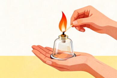 手握玻璃罐点燃火焰
