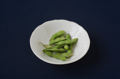 碟子里的水煮毛豆，美食静物特写，日式小菜