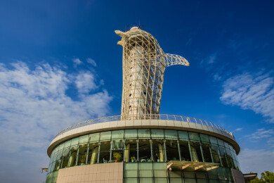 中国甘肃省嘉峪关市城区西部明珠气象塔建筑