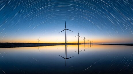 夜空星轨下的风力发电机