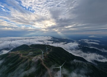 航拍江西九江市修水大湖山风电场