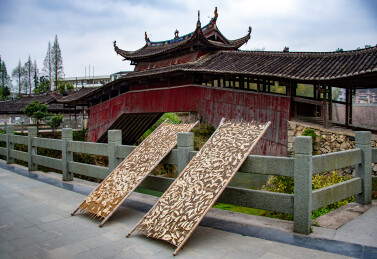 古桥旁晾晒药材竹匾传统场景