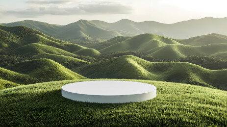 绿色山丘上的白色展示台