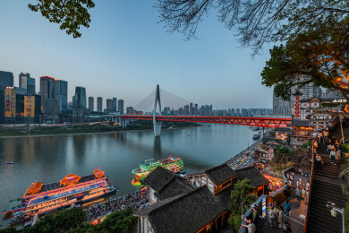 重庆市渝中区戴家巷观景台拍摄嘉陵江全景